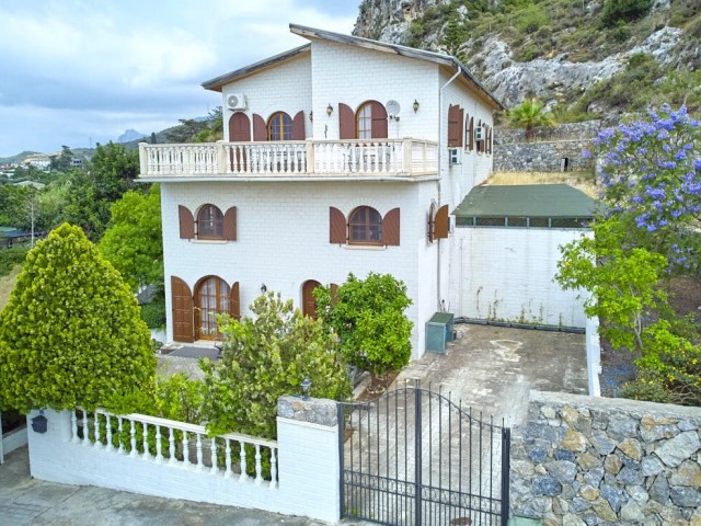 SV-51112 EINZIGARTIGE VILLA/SEKUNDÄRE IN ALSANCAK