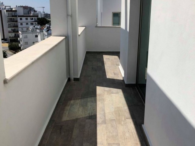 GİRNE MERKEZ DE MUHTEŞEM MANZARALI KİRALIK 3+1 PENTHOUSE