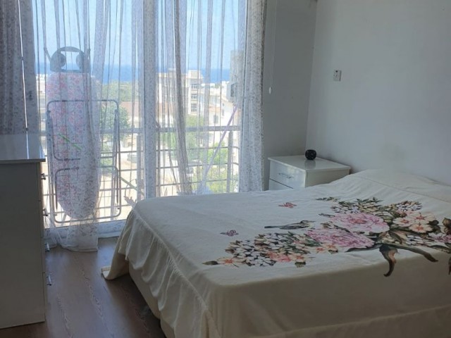 Girne Merkezde Deniz ve Dağ Manzaralı SATILIK 2+1 Daire