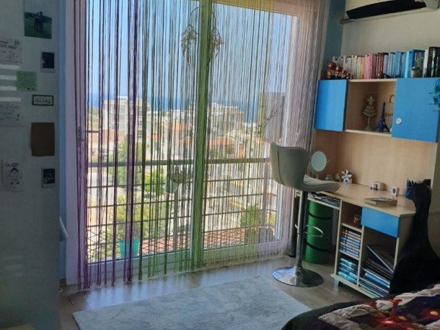 2+1 Wohnung zum Verkauf mit Meer-und Bergblick im Zentrum von Kyrenia ** 