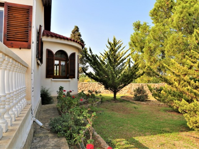 Girne Çatalköy 3+1 bungalow. 2 dönüm arsa