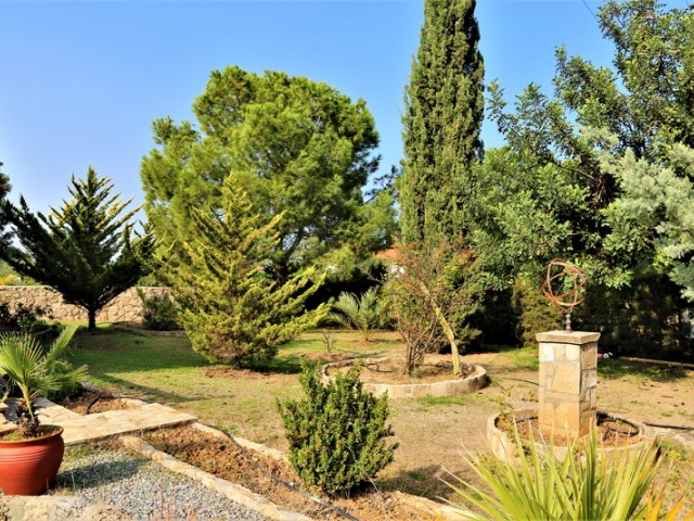 Girne Çatalköy 3+1 bungalow. 2 dönüm arsa