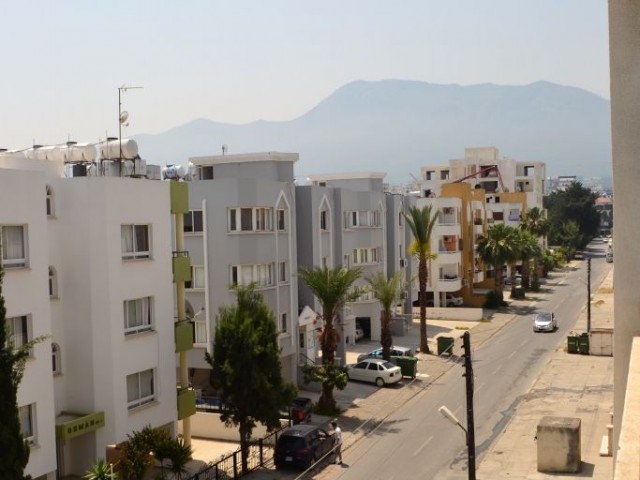 Girne merkezde 2+1 daire.  Eşdeğer koçan.  KREDIYE UYGUN! Araba alınır..