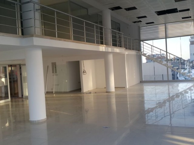 Komplette Wohnung mit Aufzug und Keller mit einer Gesamtfläche von 1020M2 im Zentrum von Kyrenia!!! ** 