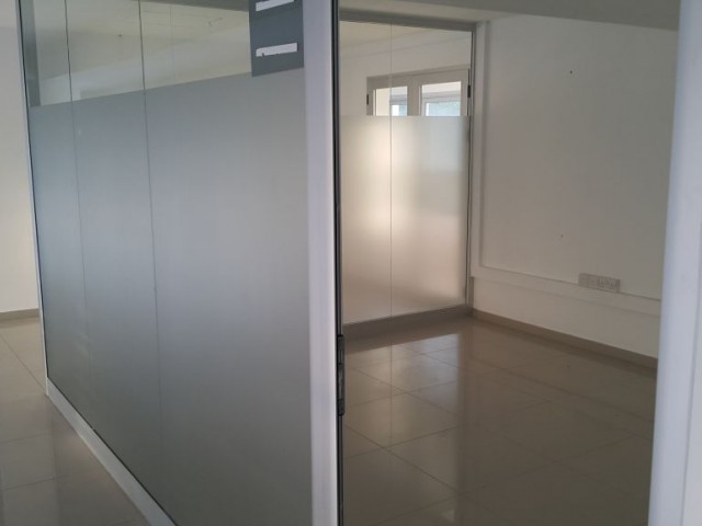 Komplette Wohnung mit Aufzug und Keller mit einer Gesamtfläche von 1020M2 im Zentrum von Kyrenia!!! ** 