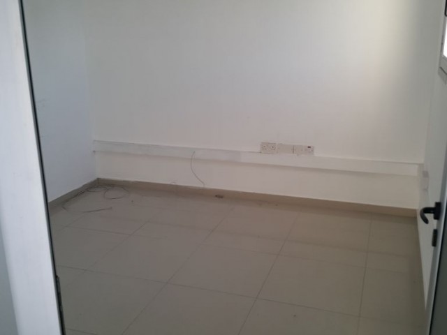 GİRNE MERKEZDE TOPLAM 1020m2 KAPALI ALANA SAHİP ASANSÖRLÜ VE BODRUMLU KOMPLE APARTMAN!!!