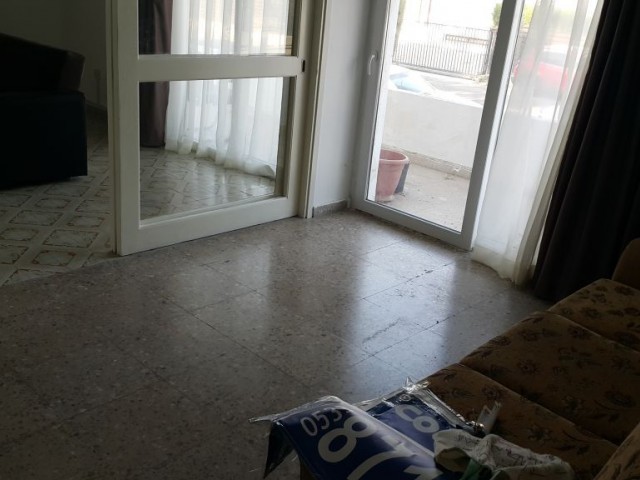 LEFKOŞA DEREBOYUNDA ÇOK GENİŞ, OFİS OLMAYA DA MÜSAİT 3+1 DAİRE!