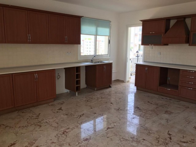 GİRNE ŞOKMAR BÖLGESİNDE 3+1 EŞYASIZ PENTHOUSE!!!