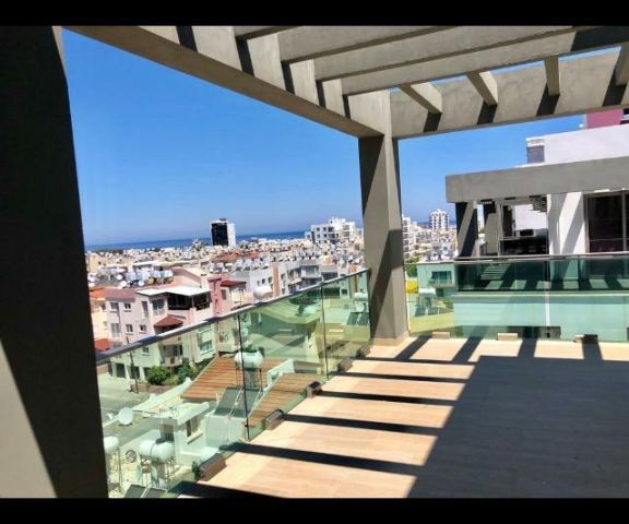 Möblierte Luxus 2+1 PENTHOUSE mit Blick auf die Berge und das Meer im Zentrum von Kyrenia!!! ** 