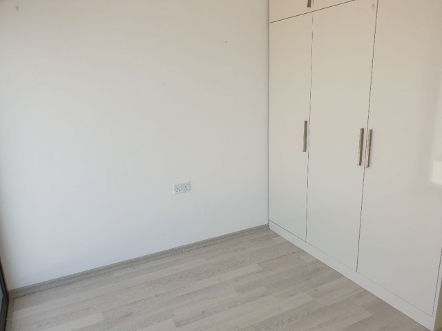 GİRNE MERKEZDE DAĞ ve DENİZ MANZARALI GENİŞ TERASLI 3+1 EŞYASIZ PENTHOUSE!