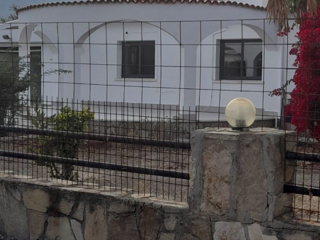 EIN EINSTÖCKIGES FREISTEHENDES HAUS MIT GROßEM GARTEN IN KYRENIA ALSANCAK!!! ** 