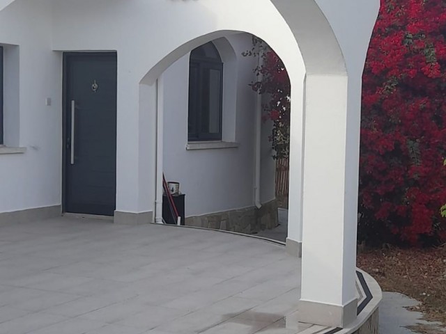 EIN EINSTÖCKIGES FREISTEHENDES HAUS MIT GROßEM GARTEN IN KYRENIA ALSANCAK!!! ** 