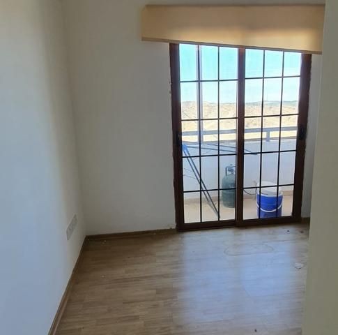 HALB MÖBLIERTE 3 + 1 WOHNUNG IN KYRENIA BOSPORUS!!! ** 