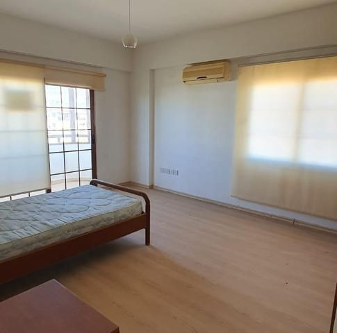 HALB MÖBLIERTE 3 + 1 WOHNUNG IN KYRENIA BOSPORUS!!! ** 