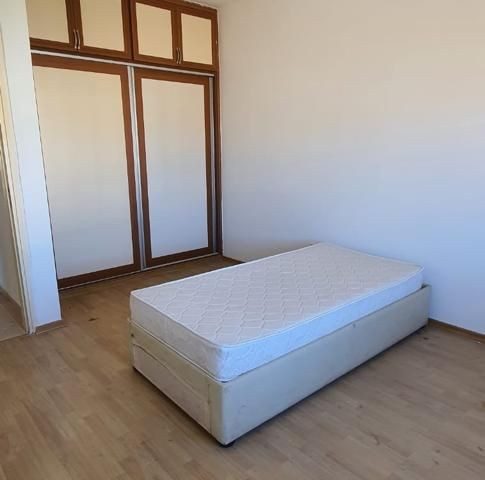 HALB MÖBLIERTE 3 + 1 WOHNUNG IN KYRENIA BOSPORUS!!! ** 