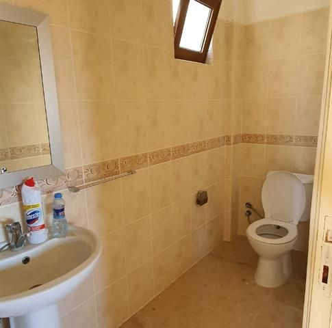 HALB MÖBLIERTE 3 + 1 WOHNUNG IN KYRENIA BOSPORUS!!! ** 