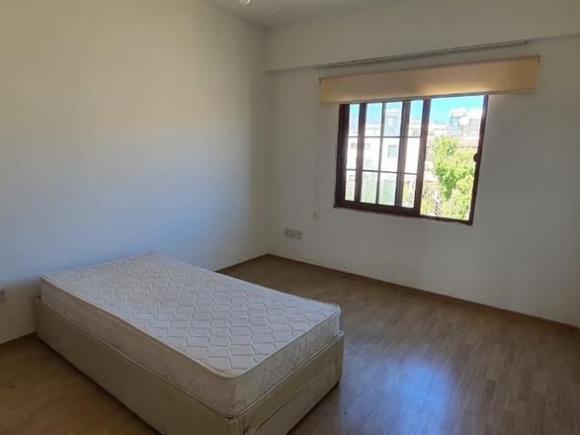 HALB MÖBLIERTE 3 + 1 WOHNUNG IN KYRENIA BOSPORUS!!! ** 