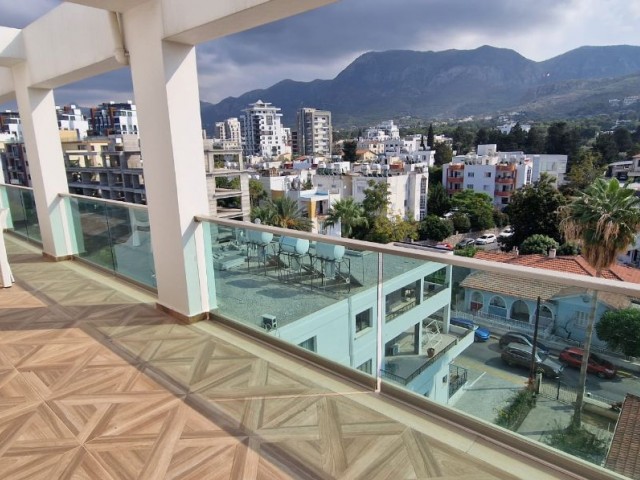 2+1 MÖBLIERTES PENTHOUSE IN PERFEKTER LAGE IM ZENTRUM VON KYRENIA ** 