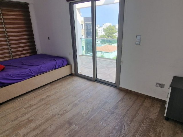 2+1 MÖBLIERTES PENTHOUSE IN PERFEKTER LAGE IM ZENTRUM VON KYRENIA ** 