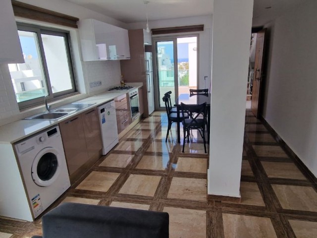 2+1 MÖBLIERTES PENTHOUSE IN PERFEKTER LAGE IM ZENTRUM VON KYRENIA ** 