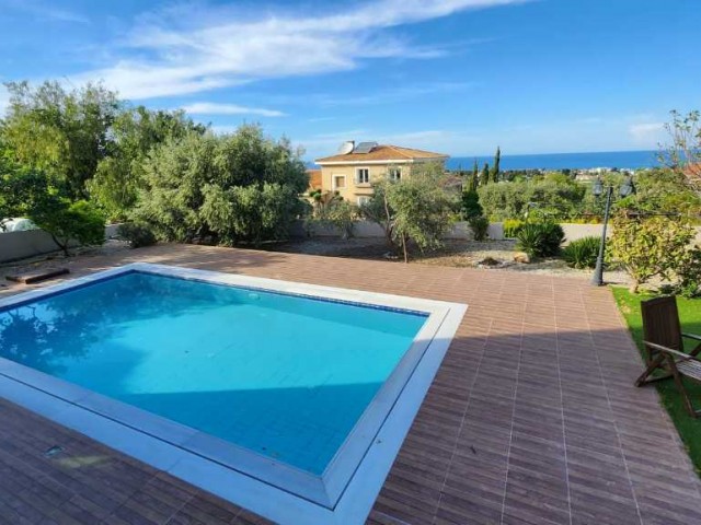 Luxusvilla mit privatem Pool und Meerblick in Laptada