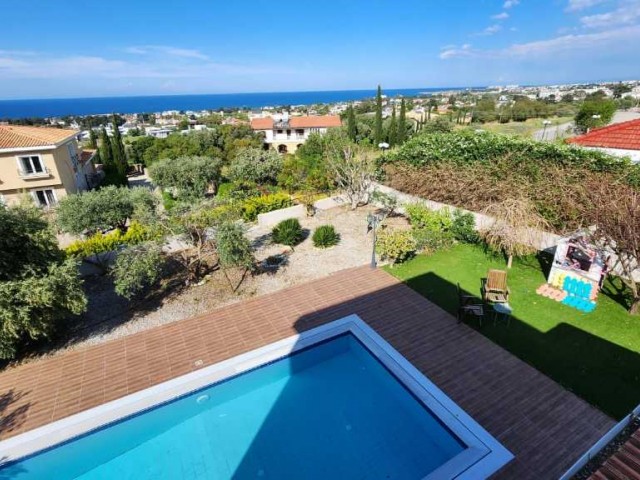 Luxusvilla mit privatem Pool und Meerblick in Laptada