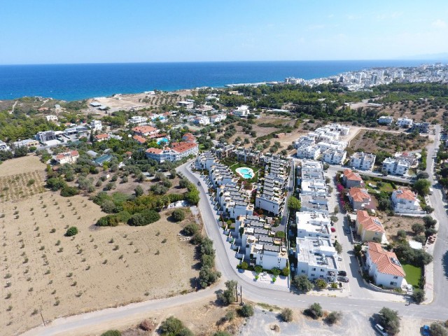 Zweibettzimmer mit Gemeinschaftspool mit Blick auf die Berge und das Meer in Kyrenia ** 