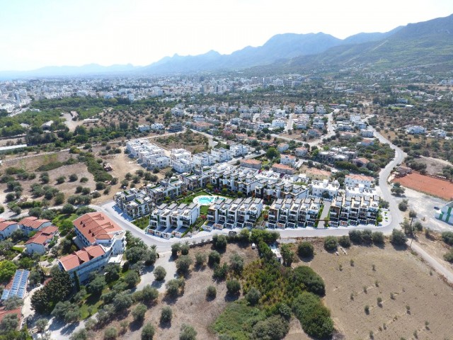 Zweibettzimmer mit Gemeinschaftspool mit Blick auf die Berge und das Meer in Kyrenia ** 