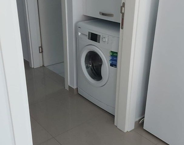 1 + 1 küçük kaymaklı merkezde kiracı garantili bir lokasyona sahip 1+1 dairemiz esyalı ve kiracılı olarak yeni sahibini beklemektedir. İster yatırım olarak ister kendiniz kalarak zaman ve yakıt gideriden ekonomi  yaparak uygun fiyat a bu dairenin sahibi olablirsiniz.Alacak olan müşterimize  hayırlı 