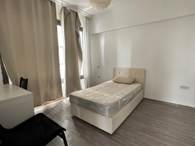 KİRALIK 2+1 apt dereboyunda  MERKEZİ LOKASYON AİLE YASAMINA UYGUN YENİ KİRACISINI BEKLEMEKTEDİR.