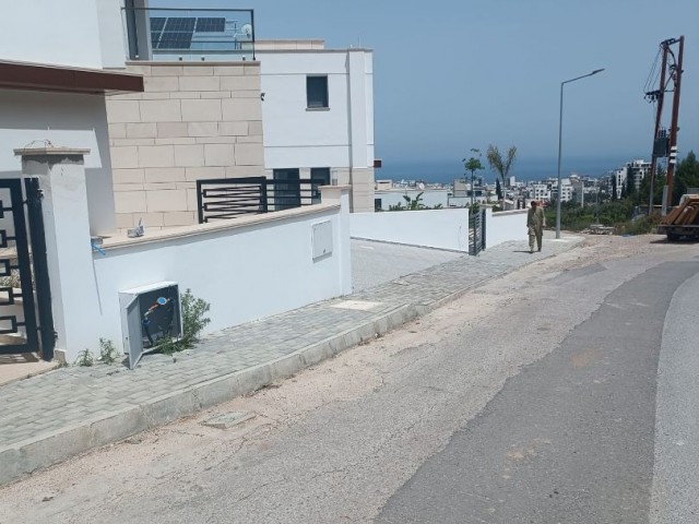 Yukarı Girne  4 yatak odalı taşınmaya hazır  villa