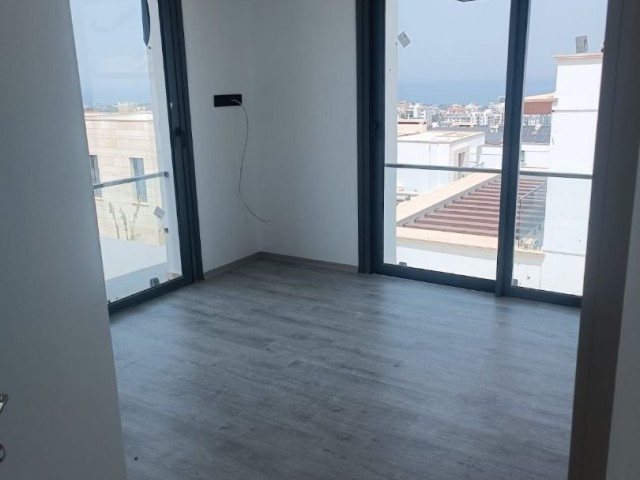 Yukarı Girne  4 yatak odalı taşınmaya hazır  villa