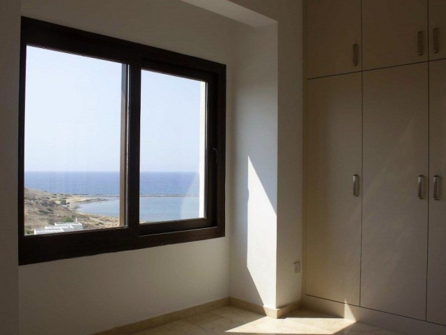 Neu renovierte Villa mit 4 Schlafzimmern zum Verkauf, Lage: Neuer Hafen Bahceli Kyrenia (wunderschöner Blick auf das Meer und die Berge)