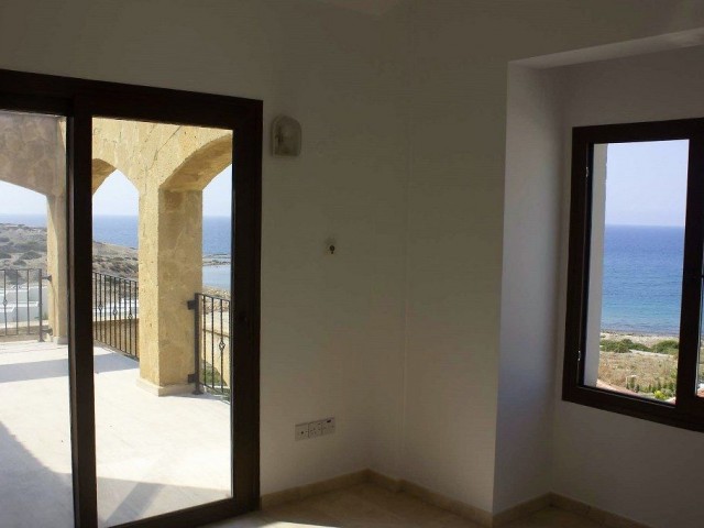 Neu renovierte Villa mit 4 Schlafzimmern zum Verkauf, Lage: Neuer Hafen Bahceli Kyrenia (wunderschöner Blick auf das Meer und die Berge)