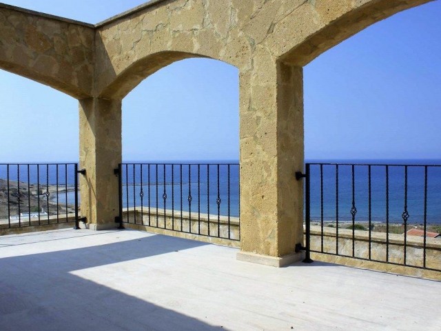 Недавно отремонтированная вилла с 4 спальнями на продажу в новом порту Бахчели Кирения (красивый вид на море и горы)