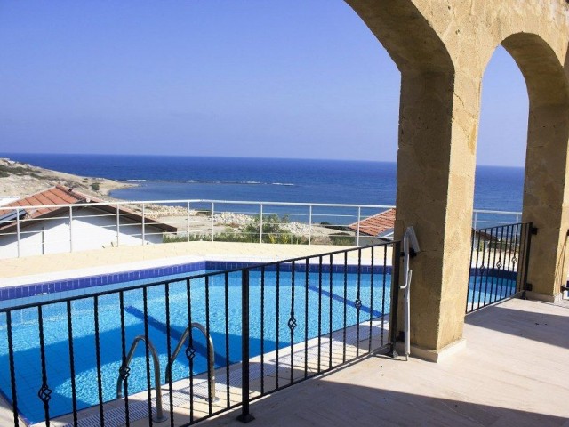 Neu renovierte Villa mit 4 Schlafzimmern zum Verkauf, Lage: Neuer Hafen Bahceli Kyrenia (wunderschöner Blick auf das Meer und die Berge)