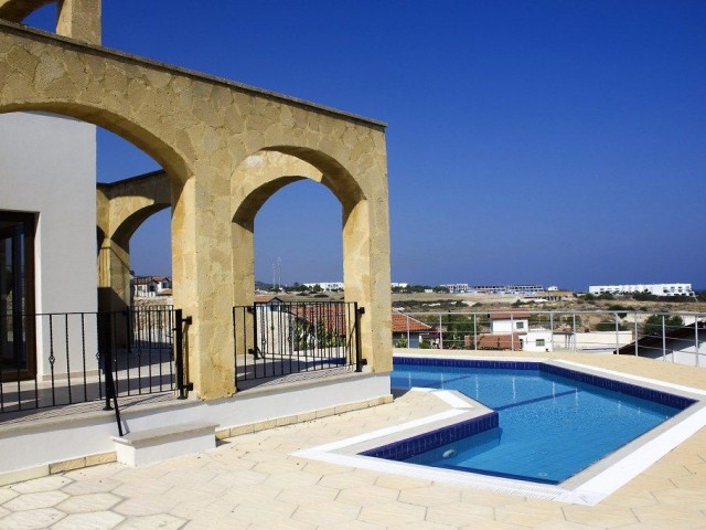 Neu renovierte Villa mit 4 Schlafzimmern zum Verkauf, Lage: Neuer Hafen Bahceli Kyrenia (wunderschöner Blick auf das Meer und die Berge)