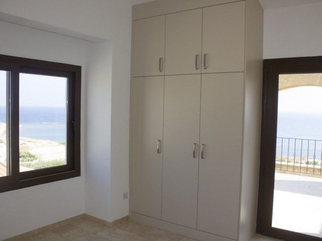 Neu renovierte Villa mit 4 Schlafzimmern zum Verkauf, Lage: Neuer Hafen Bahceli Kyrenia (wunderschöner Blick auf das Meer und die Berge)