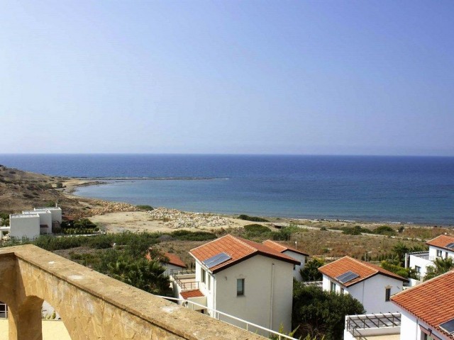 Neu renovierte Villa mit 4 Schlafzimmern zum Verkauf, Lage: Neuer Hafen Bahceli Kyrenia (wunderschöner Blick auf das Meer und die Berge)