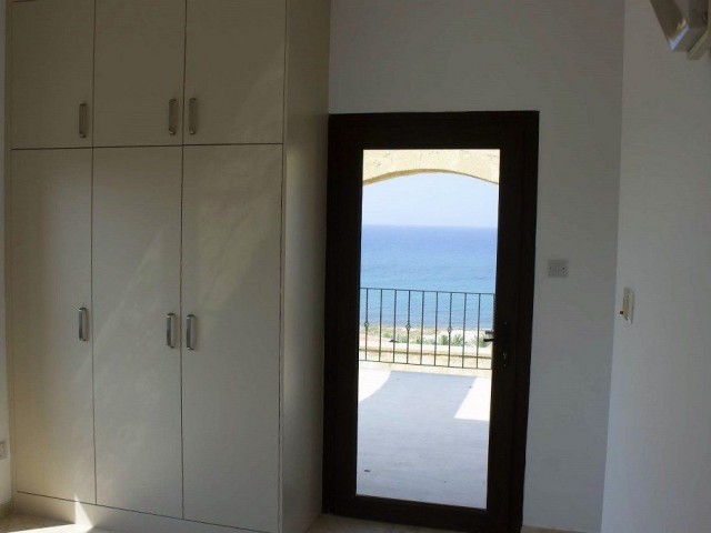 Недавно отремонтированная вилла с 4 спальнями на продажу в новом порту Бахчели Кирения (красивый вид на море и горы)