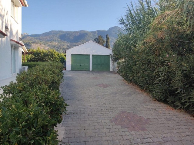 ① Kept 6 Bedroom Villa For Sale Location Lapta Kyrenia (guter Preis für ein solides Haus) ** 