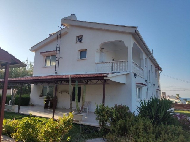 ① Kept 6 Bedroom Villa For Sale Location Lapta Kyrenia (guter Preis für ein solides Haus) ** 