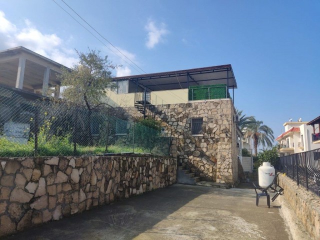 Schönes Haus mit 6 Schlafzimmern, 3 Wohnzimmern und 3 Küchen zum Verkauf, Standort Ozankoy Girne