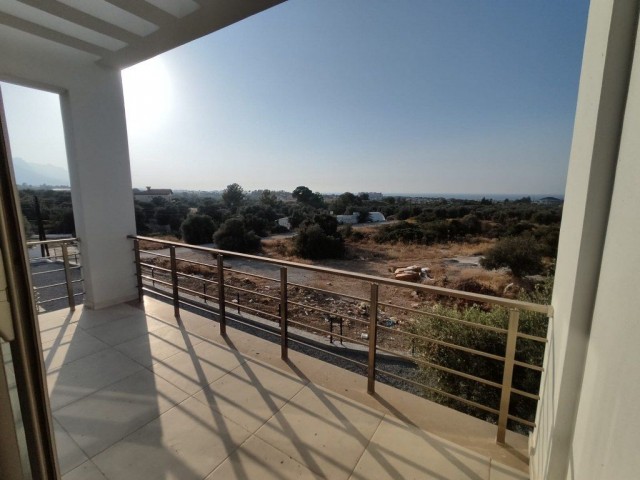 Schöne 2-Zimmer-Wohnung zum Verkauf in Catalkoy Girne (private Dachterrasse mit wunderschönem Meer- und Bergblick)