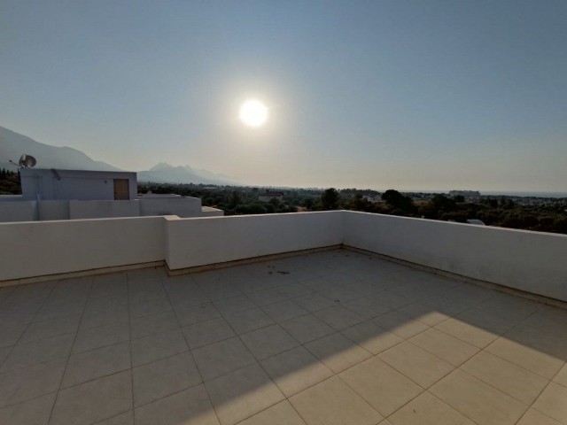 Schöne 2-Zimmer-Wohnung zum Verkauf in Catalkoy Girne (private Dachterrasse mit wunderschönem Meer- und Bergblick)