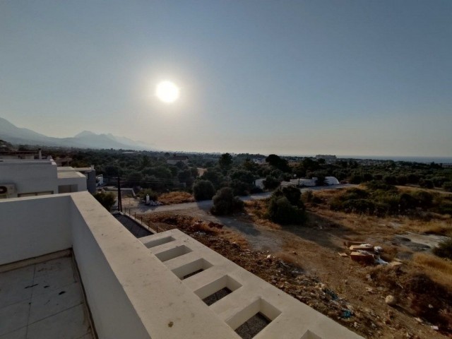 Schöne 2-Zimmer-Wohnung zum Verkauf in Catalkoy Girne (private Dachterrasse mit wunderschönem Meer- und Bergblick)