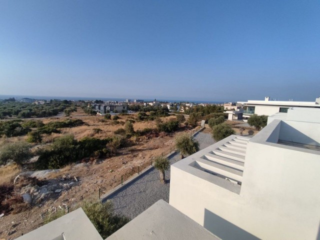 Schöne 2-Zimmer-Wohnung zum Verkauf in Catalkoy Girne (private Dachterrasse mit wunderschönem Meer- und Bergblick)