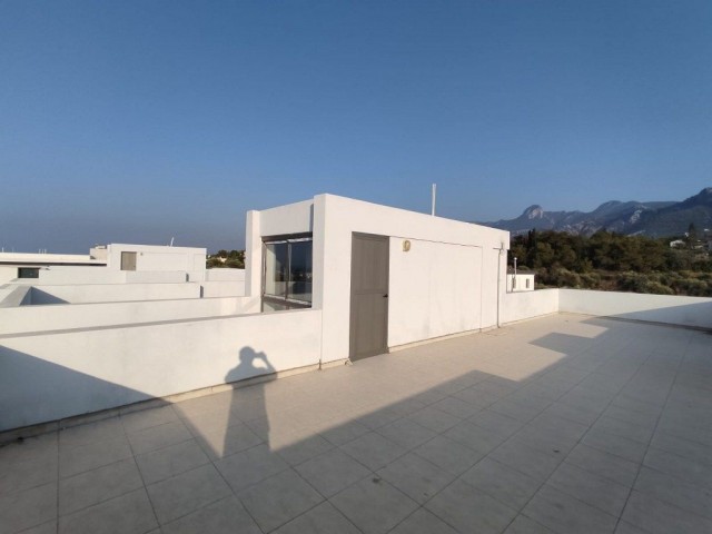 آپارتمان 2 خوابه زیبا برای فروش موقعیت Catalkoy Girne (تراس پشت بام خصوصی با منظره زیبای دریا و کوه)