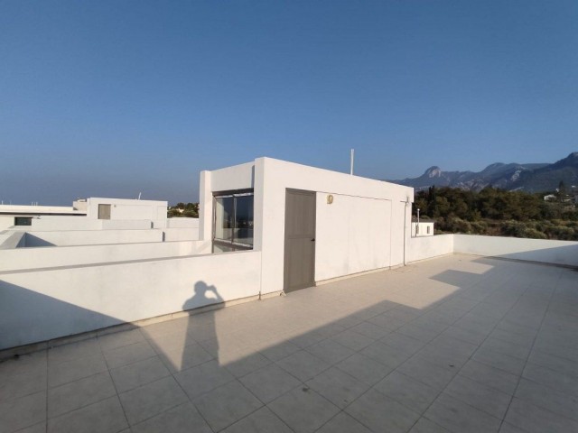 Schöne 2-Zimmer-Wohnung zum Verkauf in Catalkoy Girne (private Dachterrasse mit wunderschönem Meer- und Bergblick)