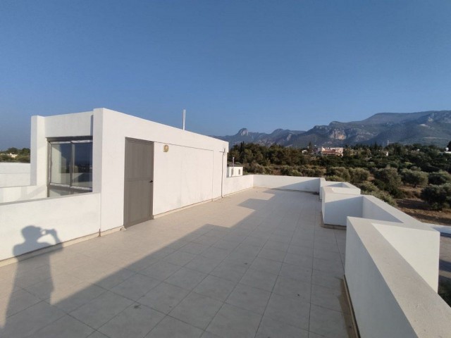 Schöne 2-Zimmer-Wohnung zum Verkauf in Catalkoy Girne (private Dachterrasse mit wunderschönem Meer- und Bergblick)